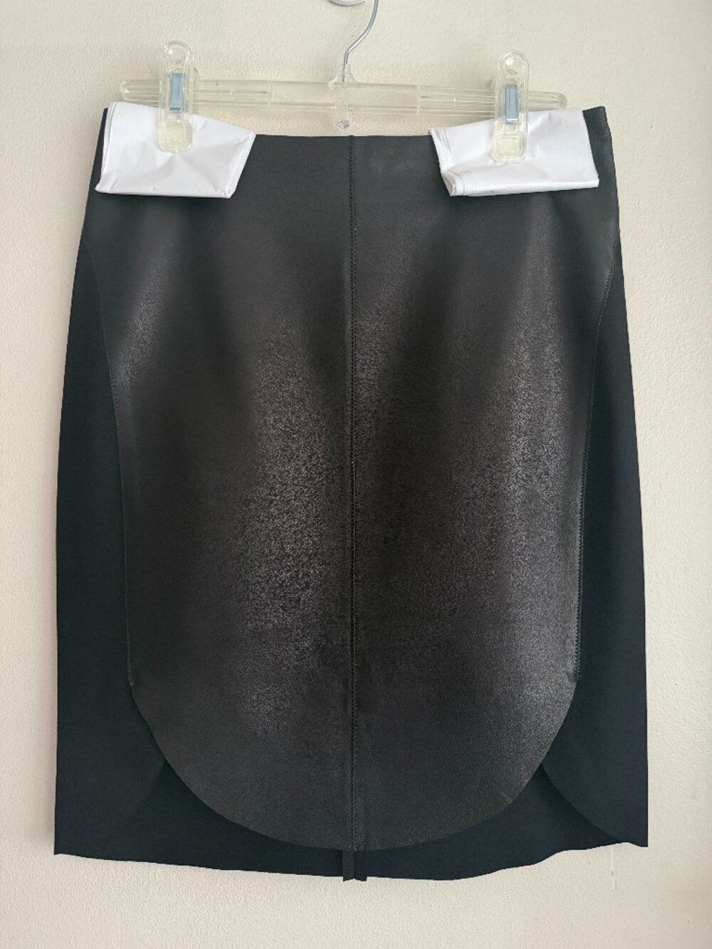 Elie Tahari black skirt. Front is leather Size 0.